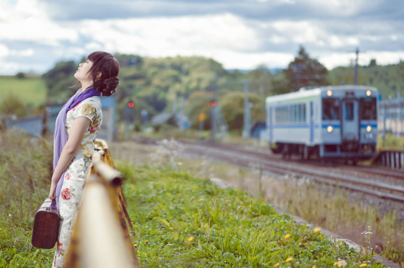 列車で旅をしている女性