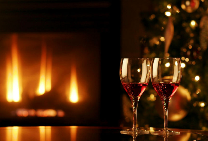 暖炉と２つのワイングラス
