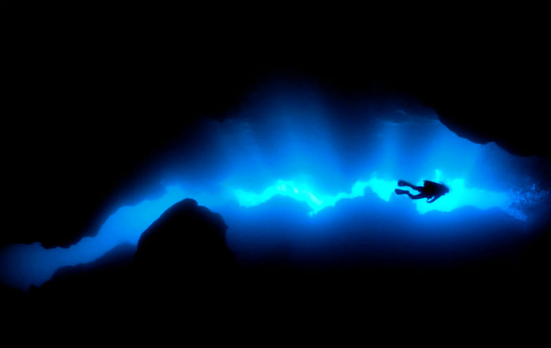 美しい海底洞窟をダイビング！