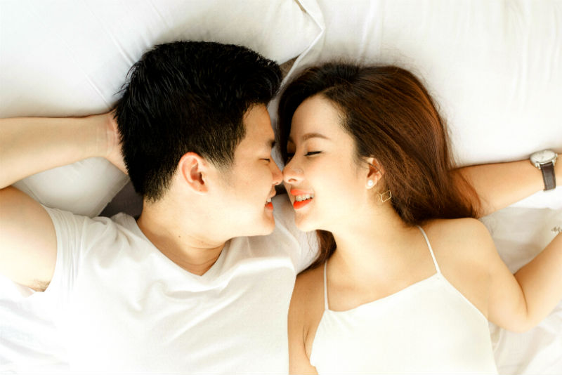 ベッドで愛をささやき合うカップル