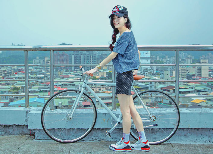 微笑む自転車好きな女性