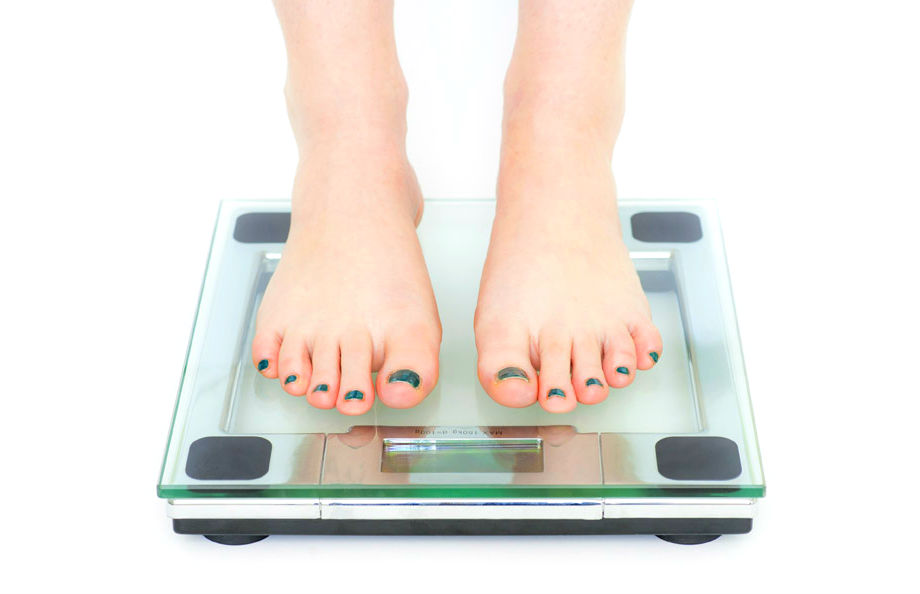 体重計に乗る女性の足